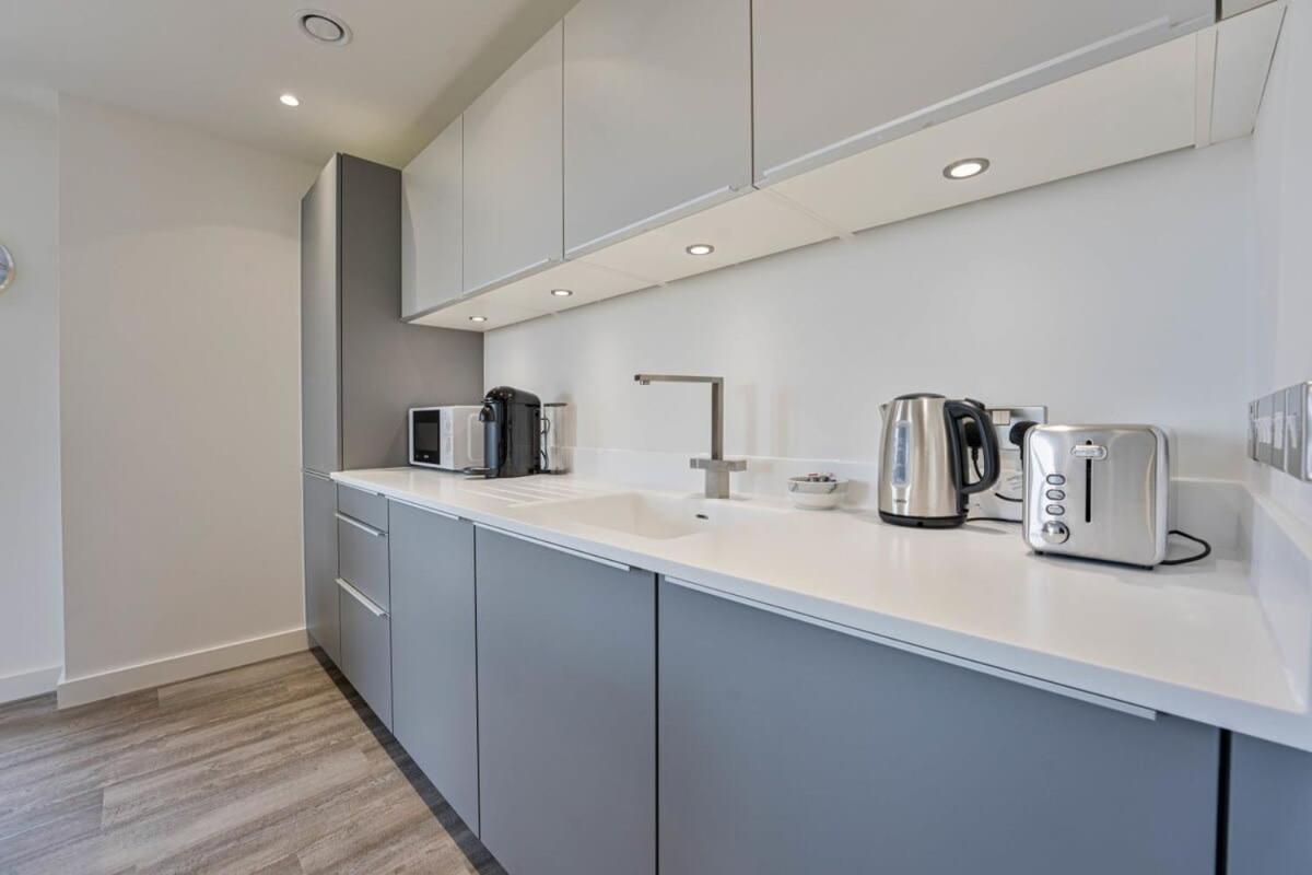 Stunning 2 Bed In Appartement *